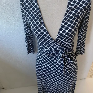 Omlottklänning - Blå och vit Omlottkläning Design Vera Velour ,storlek XS,Pris 250kr