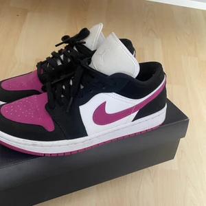 Nike jordan 1 low - Säljer mina jordan 1 lows då dem ej kommer till användning! Använda ca 2 ggr. Storlek 40, bud börjar på 800, köp nu 1000kr