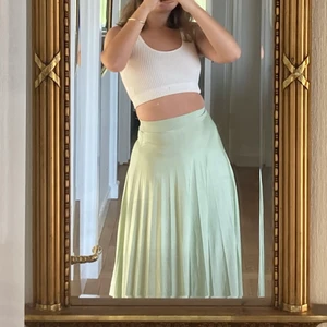Plisserad kjol - Superfin mintgrön plisserad kjol från H&M i storlek XS! Väldigt skönt o svalt material, perfekt för sommaren! Färgen syns inte lika mycket på bilden men den är en fin ljus mintgrön färg som uppfattas lite skimrande pga tyget. Köparen står för (spårbar) frakt!