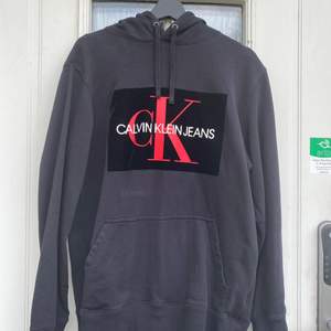 Calvin Klein i storlek L. Inköpt på herravdelningen men gillar oversize. Frakt tillkommer på 66kr 