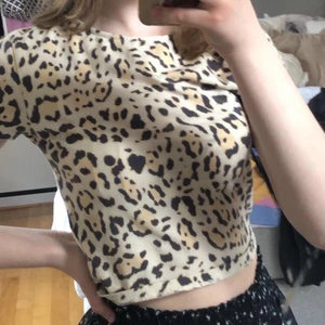 Tröja från Ginatricot  - Kort armad tröja från Ginatricot i storlek S. Är sällan använd och är i bra skick. Säljer för 90kr ink frakt 