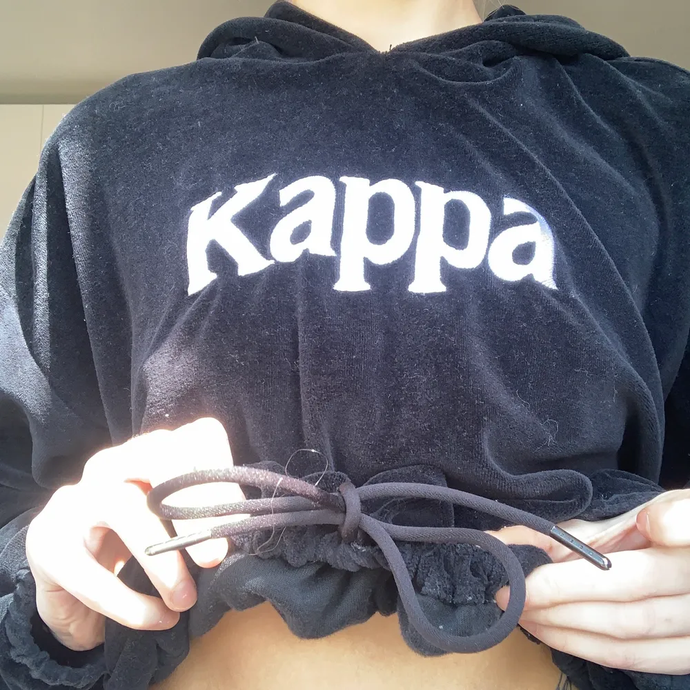 Säljer min älskade älskade hoodie från Kappa. Tyvärr använder jag den inte längre. Velour material, superskön. Snöre nertill så du kan anpassa storleken lite! Storlek S men den är rätt stor så även en M skulle passa i den. . Hoodies.
