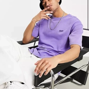 Pull & beer teeshirt - Snygg och somrig oversized teeshirt från pull & beer. Aldrig använd då den är för stor för mig, prislappen är kvar. Den är storlek S men sitter som en stor M, kanske tom L (jag blev lurad av storleken haha) Tröjan Säljs inte längre på Asos. Jag är öppen för bud, och frakten bjuder jag på.