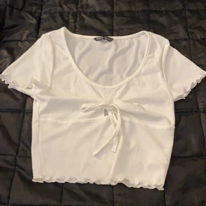 Vit t-shirt - En jätte söt sommar tröja från shein, aldrig använt sitter jätte fint men är inte direkt min stil.