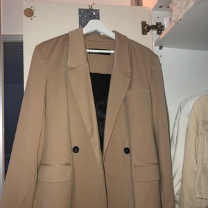 Kavaj - Jättefin beige kavaj från zara. Knappast använd! Storlek xs men den sitter oversized