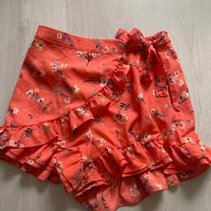 En shorts-kjol som säljs tillsammans med ett par shorts. 100kr för båda, separat:75kr styck 