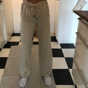 Linnebyxor från Zara - Ett par super fina och bekväma linnebyxor i storlek XS💞💞Säljer pågrund av att jag råkade beställa två par, buda i kommentarerna.