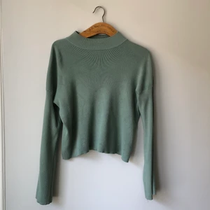 Långärmad tröja - En skitsnygg  turkos tröja med långa och vida ärmar. Jättemjuk och funkar perfekt till sommarkvällar! Säljer den då jag inte fått användning av den helt enkelt. Möter gärna upp i Stockholm, annars står köparen för frakten! Skriv om du har frågor.❤️