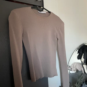 Tröja  - Tröja från zara med axelvaddar. 