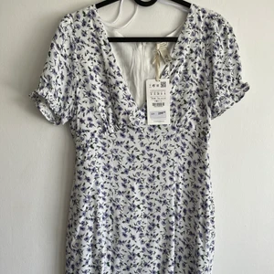 Blommig klänning🌸 - Gullig och oanvänd klänning från Pull and Bear som är perfekt till sommaren🌼 Oanvänd med lapparna kvar (se bild). Strl S. Säljes pga för liten, passar en XS/34. Ordinarie pris 299:-. Finns inte längre kvar på hemsidan. Frakt tillkommer!