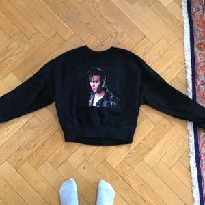 tjocktröja - fin tjocktröja! har Johnny Depp på sig! Är lagom varm och om du vill ha mer info eller bilder skriv till mig privat! 