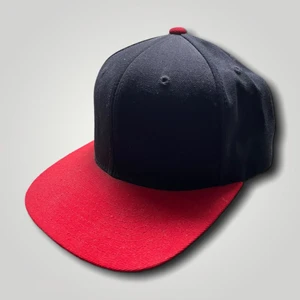 Regular snapback keps - En fin enkel keps som passar till det mesta. Justerbar men rekommenderar folk med normalstort huvud eller större. Vid fler bilder kontakta mig. Annars köp nu!