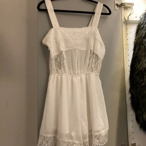 Vit jumpsuit - Säljer en vit jumpsuit som är bra skick har bara använt den en gång. Jag säljer den eftersom tyvärr så passar den mig inte längre. Den är i storlek 36.       Priset+frakt