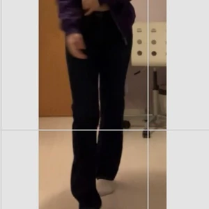 Jeans - Ja det är mina bilder men jag screenade från en video där jag hade på mig dem. De är mörk blåa och har knappar istället för dragkedja när man stänger byxorna! Se bild tre för bättre bild för vilken färg de är! Fast pris! Aldrig använda! Frakt tillkommer på 66kr spårbart ❤️ är en 25 och de passar mig och den passar en 26 Oxå!!