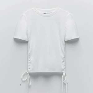 Tröja från zara - Säljer denna gulliga t-shirten från zara då den inte används tillräckligt. Super söt, basic men har ändå detaljer på sidan💞 skriv om det finns någon fråga!