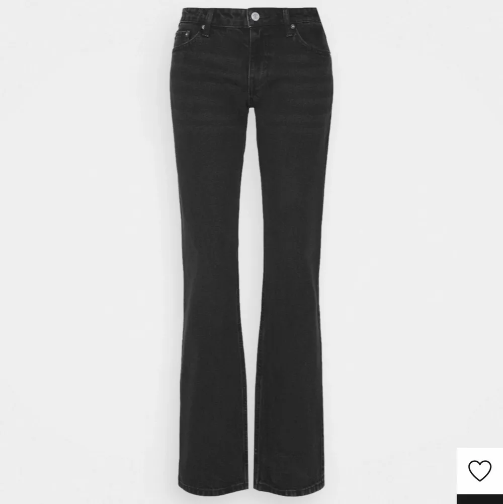 Säljer dessa trendiga lågmidjade jeansen i nyskick❣️❣️ Kan mötas upp eller posta men köparen står för frakt💕💕❤️. Jeans & Byxor.