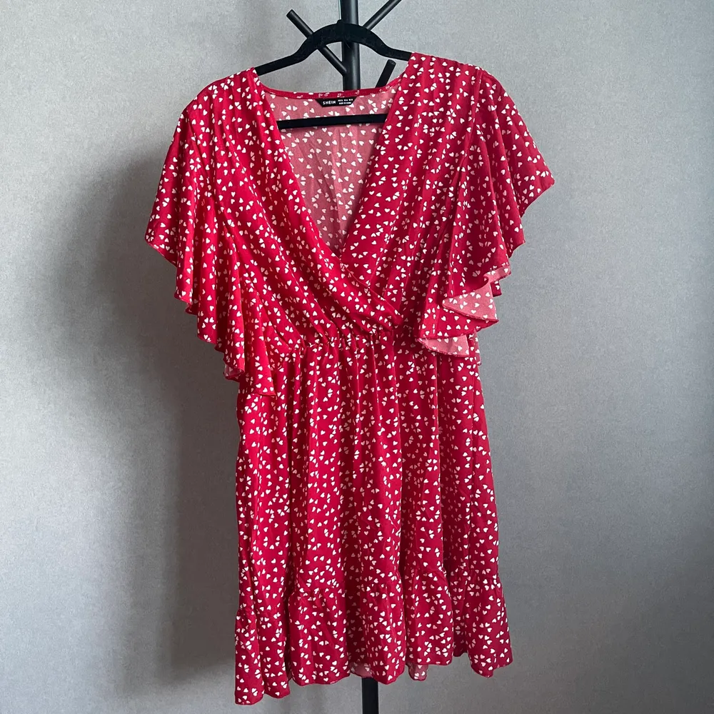 Röd klänning med hjärtan ifrån SHEIN i storlek XL. Är resår i midjan! Aldrig använd. . Klänningar.