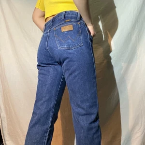 Wrangler jeans - Vintage Wrangler-jeans i storlek W31:L30. Typ lågmidjade och raka ben! Passar M. De går nedanför ankeln på mig som är 170 cm.🪐  Skriv för fler bilder på dom!