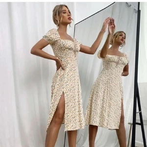 Sötaste sommarklänningen - Storlek S Bilder från Plick den passade tyvärr inte mig, kändes inte som jag. Men den är så söt. 