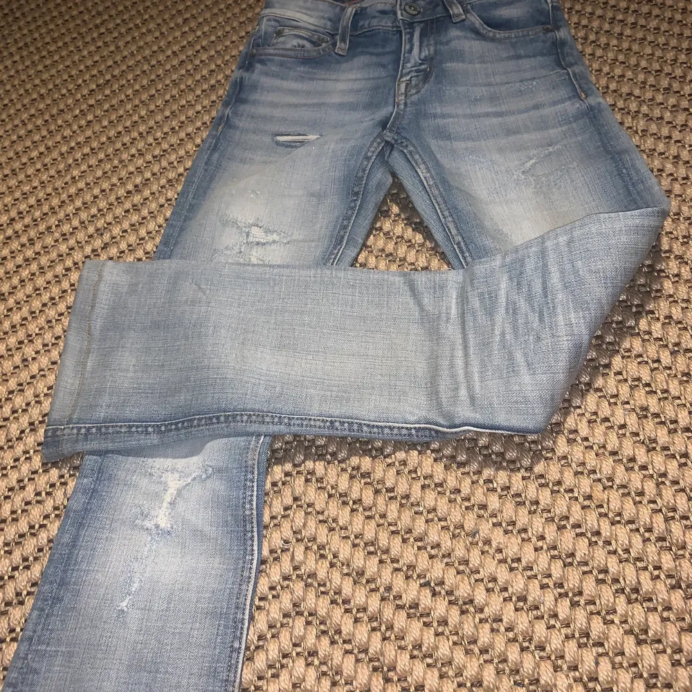 Ett par skitsnygga bootcut crocker jeans som tyvärr är för små, de är Waist 24 och length 33, de är dock uppsydda så nu är de kortare. Men trådarna trådarna går att sprätta upp för att få jeansen mycket längre❤️. Jeans & Byxor.