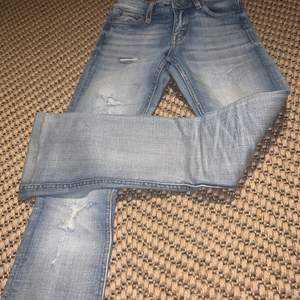 Ett par skitsnygga bootcut crocker jeans som tyvärr är för små, de är Waist 24 och length 33, de är dock uppsydda så nu är de kortare. Men trådarna trådarna går att sprätta upp för att få jeansen mycket längre❤️
