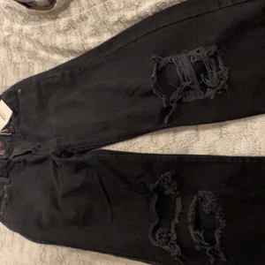 Högmidjade "lösa" svarta jeans - Svinsnygga jeans, svarta högmidjade. Är inte helt säker på vad passformen heter, men väldigt trendig passform. Storlek 38. Aldrig använda då de tyvärr är för små för mig, därav inte heller en bild när de sitter på. 