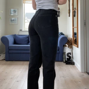 Svarta mom jeans från weekday. Stolek 28-32 - Jätte fina jeans som är använda 2 gånger. Köpta för 549 kronor. Säljs nu då de börjar bli för små💕