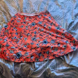 Nu säljer jag min fina kjol som jag älskar orange fin bra till sommaren är jätte skön man kan ha den när som helst och jätte skön att bara sova med och gosa med familjen så skön ❤️💞