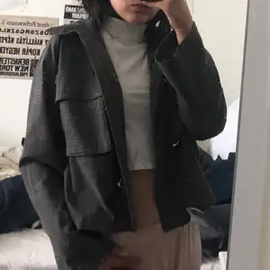 Cropped Light jacket from OBEY. Fits very large and is very trendy