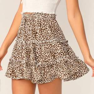 Säljer en jättesöt, kort kjol med volanger i leopardmönster från Shein. Storlek XS, men är som sagt kort i modellen! Går även att använda som linne då är resår i midjan 🥰
