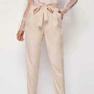 Paperbag byxor i ljusbeiget - storlek XS - Jättefina paperbag byxor i ett tunnare material, köpta på Shein. Knäpps med dragkedja och knapp, samt knytband. Byxorna har fickor! Storlek XS 🥰