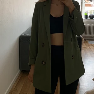 Grön kavaj - Grön kavaj i strl S från Asos, passar XS också. Använd 1 gång, frakt tillkommer! 