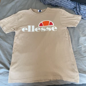 Ellesse t-shirt M - Så gott som ny t-shirt från Ellesse. Knappt använd. Storlek M 