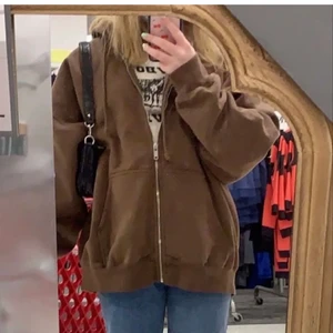 Brandy Melville Hoodie - Säljer min fina hoodie från Brandy Melville, använd cirka 2 gånger MAX ☺️ hoodien har inga defekter & frakt på 66kr som gäller ✨ passar storlek XS-L beroende på hur man vill att den ska sitta! PS: första bilden är lånad!