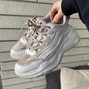 Vita chunky sneakers - Vita ”chunky” sneakers i strl 37. 150kr 