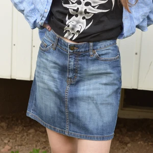 Jeanskjol - Snygg jeanskjol. Perfekt till sommaren. Liten fläck på ena fickan där bak. Se bild 3 