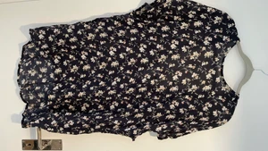 Fin Tunika från Italien - Blommig unik tunika från Italien, väldigt lätt och skön i materialet.