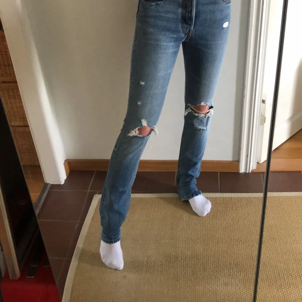 Fina blå Levis jeans har blivit för små! Inköpta i Nya Zeeland för tre år sedan. Nyskick! ⚡️✨. Jeans & Byxor.