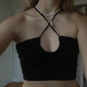 Populär festtopp  - Oanvänd festtopp med Criss cross knytning i nacken storlek s - högsta bud: 130kr