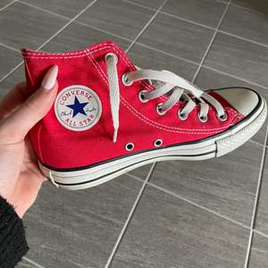 Intressekoll på mina converse🌸 Buda i kommentarerna Storlek 36 men skulle säga att de även passar 37. Frakt tillkmr!