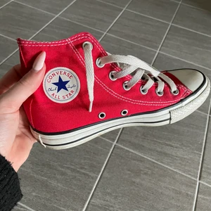 Skor - Intressekoll på mina converse🌸 Buda i kommentarerna Storlek 36 men skulle säga att de även passar 37. Frakt tillkmr!