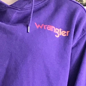 Hoddie  - Lila Wrangler hoddie knappt andvänt!