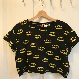 T-shirt med Batman tryck. Storlek xs. Crop top.