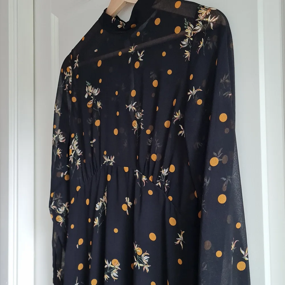 Long dress from Zara with flower print. Used only one time so looks like new! 😄 Looks great with both high-heels 👠 and snickers 👟 for a more casual look 😉 Total length 110 cm.. Klänningar.