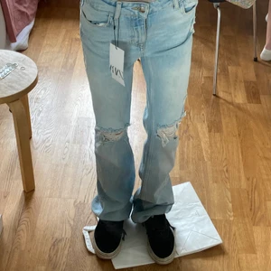Zara jeans strl 34 - superfina nyköpta zara jeans, mid rise och lite baggy med slitningar!!! Aldrig använt då de ej är min stil riktigt 💕