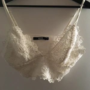 Vitt spetslinne - Vitt spetslinne med justerbara axelband, storlek m, använd fåtal gånger, fint skick. Fler bilder kan skickas vid intresse. Köpare står för frakt.