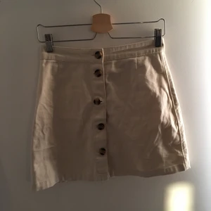 Beige kjol  - Kjol från monki i linneliknande tyg, storlek 36, aldrig använd. Fler bilder kan skickas vid intresse. Köpare står för frakt.