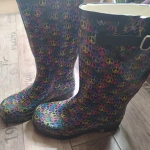 Coolaste gummistövlarna 39/40 - Peacemärken på svart bakgrund. Sparsamt använda, väldigt rymliga! Frakt spårbart 66:-