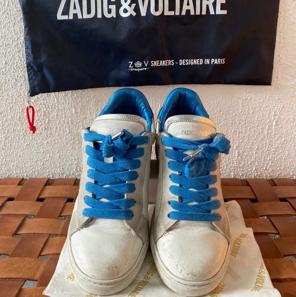 Säljer dessa Zadig & Voltaire sneakers i storlek 38 då jag inte längre använder de. Aningen slitna (se bilderna) och dustbag medföljer! Buda från 400kr!🥰 högsta bud är 2000kr. Skor.