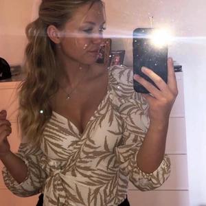 Topp storlek S  - Säljer min fina topp i storlek S, väldigt fint skick knappt använd. 